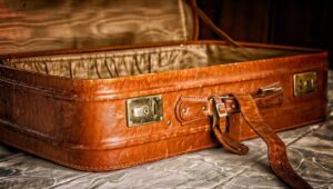 10 weton yang dianugerahi menjadi trah keturunan darah biru,apakah anda termasuk 3 Luggage 3297015 960 720 - patria pos