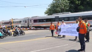 Stop kecelakaan! Kai daop 7 madiun gencarkan edukasi keselamatan di perlintasan sebidang 3 Img 20250224 wa0001 1 - patria pos