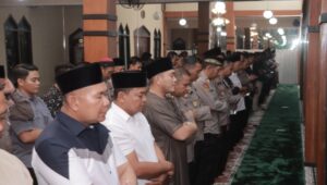 Polisi polres blitar gelar salat ghaib untuk tiga anggota polisi gugur di polres way kanan 16 Img 20250318 wa0010 - patria pos