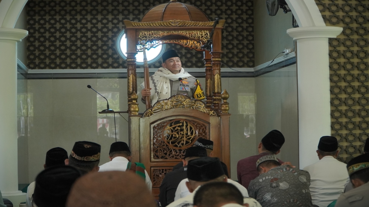 AKBP Arif Fazlurrahman saat menyampaikan ceramah dan pesan moral kepada jamaah dalam sebuah kegiatan keagamaan.