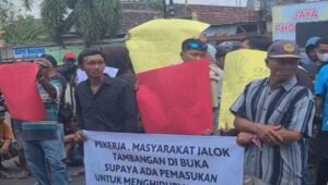 Penambang pasir blitar gelar aksi di dprd, desak kejelasan perizinan dan pembukaan tambang 21 Ilustrasi penambang pasir sedang unjuk rasa di gedung dprd