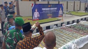 Polres blitar musnahkan ribuan botol miras hasil operasi pekat 15 Img 20250320 102041 - patria pos