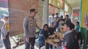 Kapolres blitar bersama pju polres blitar sambangi pemudik, pastikan arus mudik lancar 6 Img 20250403 wa0003 - patria pos