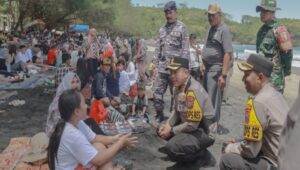 Kapolres blitar tinjau keamanan wisata pantai saat arus balik lebaran 2025 1 Img 20250407 wa0003 - patria pos