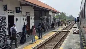 Suasana Stasiun Papar, tempat ramai yang menjadi penghubung mobilitas warga dari berbagai wilayah dengan berbagai fasilitas yang terus berkembang.