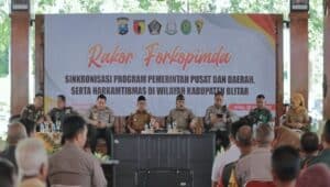 Bupati rijanto edukasi personil bhabinkamtibmas se-kabupaten blitar 3 Img 20250429 wa0002 copy 700x450 - patria pos