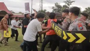 Personil Kepolisian Polres Blitar lakukan simulasi pengamanan unjuk rasa jelang peringatan Hari Buruh Internasional atau May Day yang jatuh pada 1 Mei di Halaman Mapolres setempat, Rabu (30/4/2025).