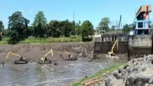 Kegiatan Flushing dengan menggunakan alat berat di bendungan Wlingi, Kabupaten Blitar.