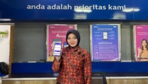 Kai daop 7 madiun hadirkan program loyalitas railpoint, dorong kenyamanan dan apresiasi pelanggan 2 Seorang karyawan pt kereta api indonesia persero mengenalkan aplikasi access by kai melalui program loyalitas railpoint - patria pos