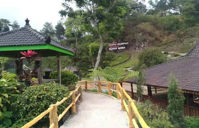 Menikmati keindahan alam dan pemandangan hijau di Watu Rumpuk, Madiun. Tempat yang sempurna untuk bersantai dan menikmati ketenangan.