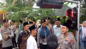 Dirlantas polda jatim apresiasi warung bambu barokah bangun taman lalu lintas 1 Akbp arif fazlurrrahman dan pju polres blitar mengunjungi taman lalu lintas di kawasan warung bambu barokah (wbb).