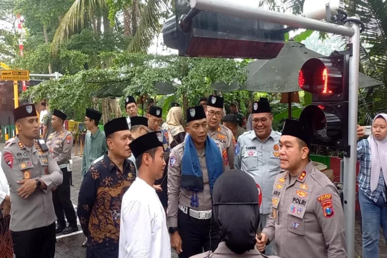 AKBP Arif Fazlurrrahman dan PJU Polres Blitar mengunjungi Taman lalu lintas di kawasan Warung Bambu Barokah (WBB).