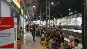 KAI Daop 7 Madiun Maksimalkan Layanan saat Libur May Day, Penumpang Tembus 23 Ribu Orang Suasana Stasiun Madiun dipadati penumpang pada Rabu (30/4/2025), menjelang libur Hari Buruh Internasional