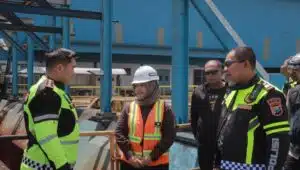 Kapolres Blitar AKBP Arif Fazlurrahman (kiri) berbincang dengan perwakilan manajemen Pabrik Gula RMI saat patroli bermotor dalam rangka memperingati Hari Buruh 2025, Kamis (1/5/2025).