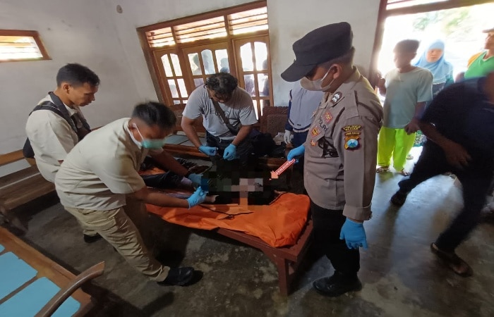 Petugas kepolisian bersama tim medis mengevakuasi jenazah pria berinisial B di rumah duka usai ditemukan meninggal di gubuk sawah wilayah Kanigoro, Blitar.