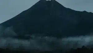 6 gunung paling angker di pulau jawa: legenda mistis & kisah nyata pendaki 1 Keindahan gunung semeru menyimpan sejuta misteri dari ranu kumbolo hingga suara-suara gaib yang menghantui malam.