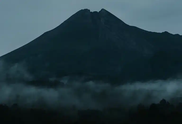 Keindahan Gunung Semeru menyimpan sejuta misteri dari Ranu Kumbolo hingga suara-suara gaib yang menghantui malam.
