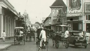 Kuliner legendaris bandung: tempat-tempat yang masih eksis dan bikin nostalgia 3 Suasana jalan braga bandung di masa kolonial, di mana beberapa toko roti legendaris seperti sumber hidangan dan braga permai mulai beroperasi.