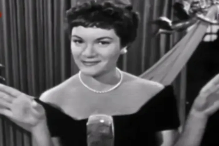 Connie Francis dalam penampilan di era 1958-an. Lagu lawasnya 'Pretty Little Baby' kini viral kembali berkat TikTok.