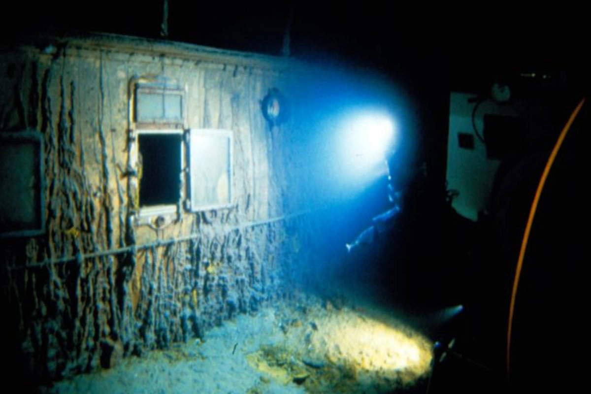 73 tahun menghilang, inilah fakta mengejutkan di balik ditemukannya titanic 2 Penyelam menelusuri bagian kabin titanic dengan bantuan cahaya buatan. Sumber: wikimedia commons / u. S. National archives