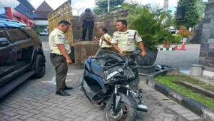 Kasus tabrak lari di dandong srengat, polisi amankan sopir truk yang hendak kabur 1 Petugas mengamankan satu unit motor dan kendaraan truk yang terlibat kecelakaan di jalan raya desa dandong, kecamatan srengat, kabupaten blitar.