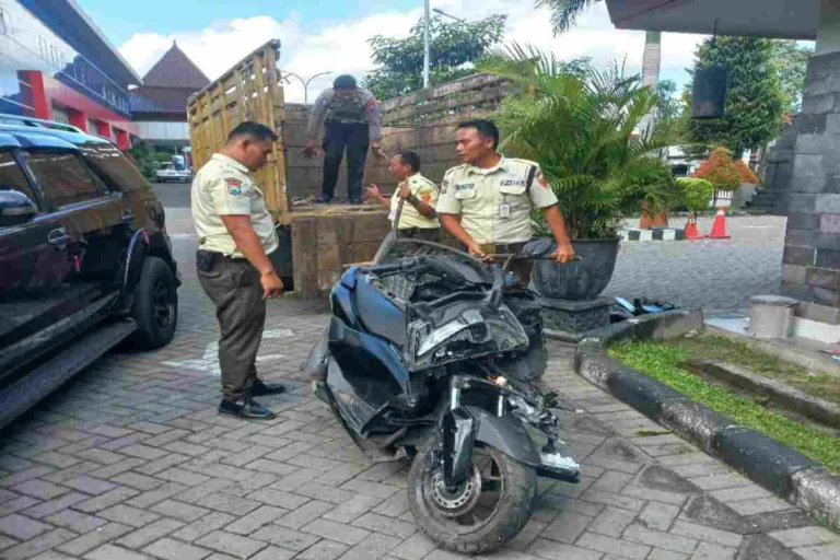 Petugas mengamankan satu unit motor dan kendaraan truk yang terlibat kecelakaan di Jalan Raya Desa Dandong, Kecamatan Srengat, Kabupaten Blitar.