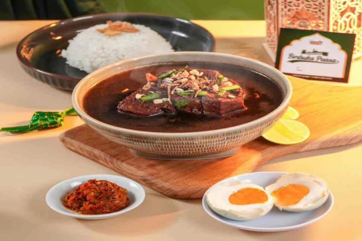 8 makanan khas surabaya yang wajib dicoba, dari rawon hingga soto gubeng 7 Rawon