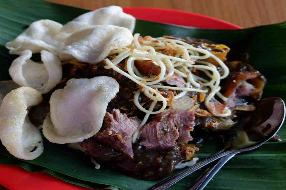 8 makanan khas surabaya yang wajib dicoba, dari rawon hingga soto gubeng 1 Rujak cingur