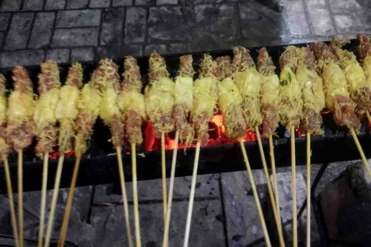 8 makanan khas surabaya yang wajib dicoba, dari rawon hingga soto gubeng 2 Sate kelopo