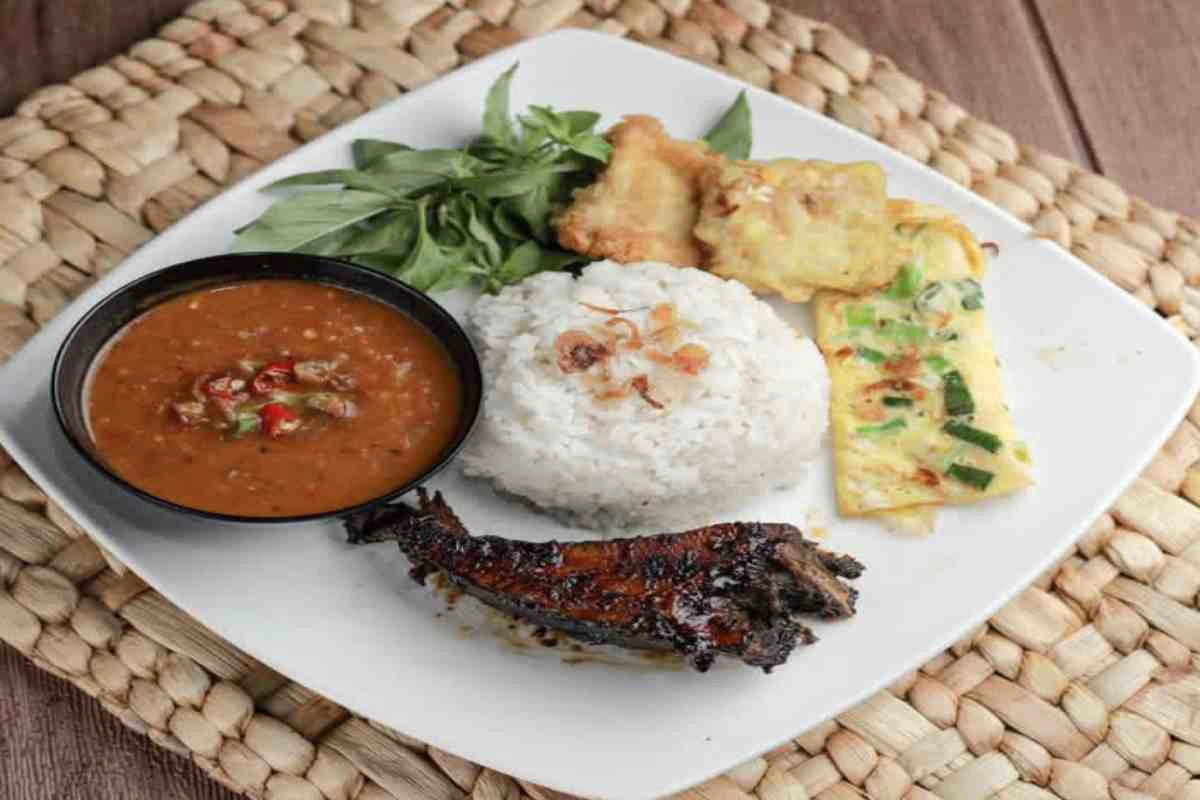 8 makanan khas surabaya yang wajib dicoba, dari rawon hingga soto gubeng 6 Sego sambel