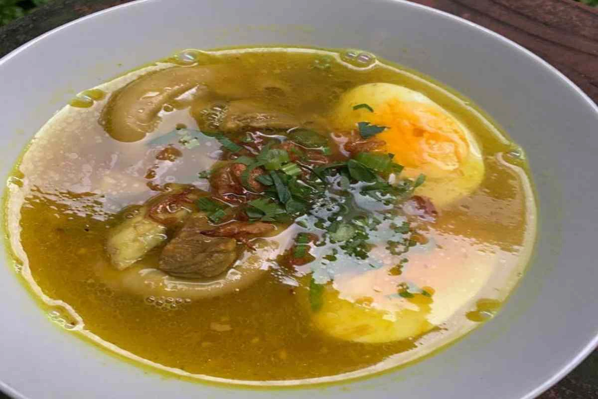 8 makanan khas surabaya yang wajib dicoba, dari rawon hingga soto gubeng 8 Soto gubeng