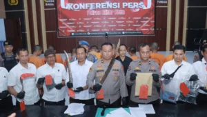 Operasi pekat ii semeru 2025, polres blitar kota ungkap 12 kasus dan amankan 13 tersangka 1 Wakapolres blitar kota, kompol subiyantana bersama jajaran menunjukkan barang bukti