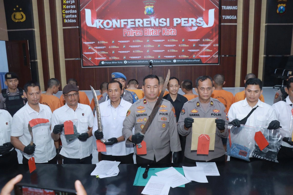 Wakapolres Blitar Kota, Kompol Subiyantana bersama jajaran menunjukkan barang bukti