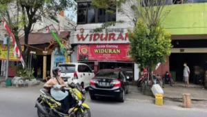 Warganet geram! Ayam goreng widuran diduga jual produk non-halal tanpa label 4 Warung ayam goreng kremes widuran