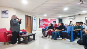Erma susanti ajak pelajar blitar kenali lagi ajaran bung karno 1 Anggota dprd jawa timur, erma susanti, saat menyampaikan materi dalam kelas bung karno di upt perpustakaan proklamator bung karno