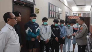 Polres blitar amankan 6 pemuda diduga hadang rombongan silat usai istighosah 1 Enam pemuda yang diduga terlibat dalam aksi penghadangan rombongan perguruan silat diberikan pembinaan oleh petugas di mapolres blitar