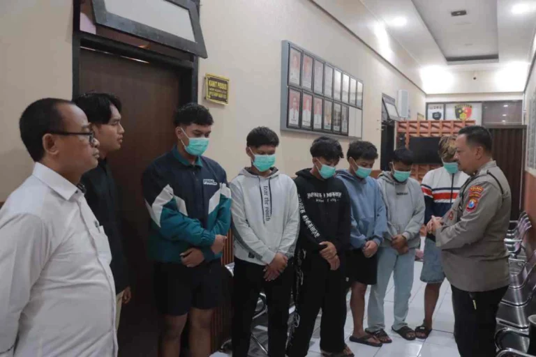 Enam pemuda yang diduga terlibat dalam aksi penghadangan rombongan perguruan silat diberikan pembinaan oleh petugas di Mapolres Blitar
