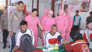 Polres blitar kota gelar bakti sosial di posyandu disabilitas jiwa sambut hari bhayangkara ke-79 1 Kapolres blitar kota bersama bhayangkari kunjungi layanan kesehatan gratis bagi disabilitas jiwa di posyandu waluyo jiwo, kamis (26/6/2025).
