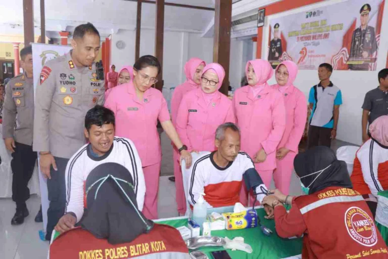 Kapolres Blitar Kota bersama Bhayangkari kunjungi layanan kesehatan gratis bagi disabilitas jiwa di Posyandu Waluyo Jiwo, Kamis (26/6/2025).