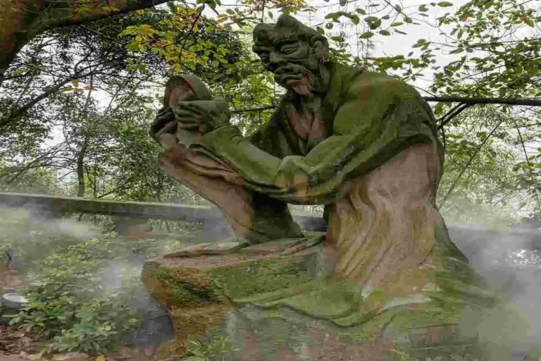 Patung di Fengdu GhostCity,Chongqing–Tiongkok.