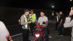 Polres blitar gelar razia terpadu jelang suro 2025, sasar miras, sajam, dan knalpot brong 1 Petugas polres blitar memeriksa pengendara motor dalam razia terpadu yang digelar serentak di sejumlah titik strategis.