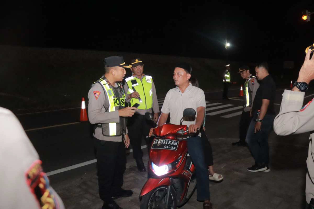 Petugas Polres Blitar memeriksa pengendara motor dalam razia terpadu yang digelar serentak di sejumlah titik strategis.