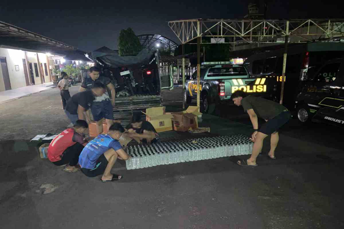 Petugas Polres Blitar mengamankan ratusan botol minuman keras jenis arak dari kendaraan pick-up saat patroli Cipta Kondisi di kawasan Talun