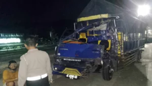Diduga sopir mengantuk, truk tabrak truk yang sedang parkir 1 Polisi amankan kendaraan truk yang terlibat kecelakaan di jalan umum kelurahan kanigoro, kecamatan kanigoro, kabupaten blitar, sabtu (31/5/2025).