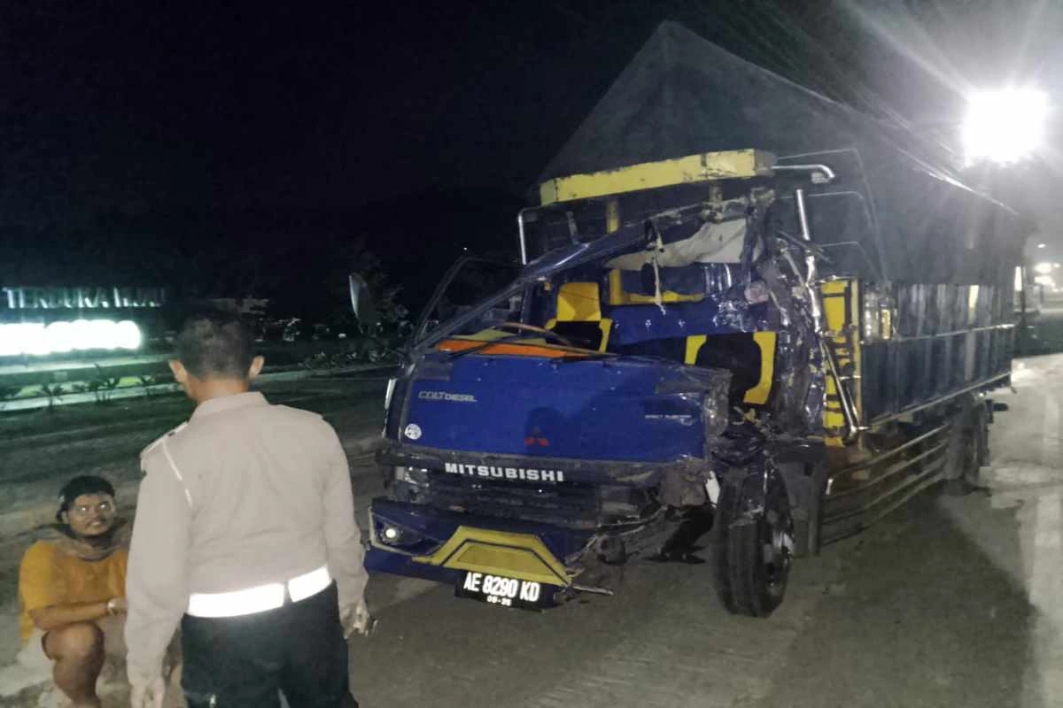 Polisi amankan kendaraan truk yang terlibat kecelakaan di Jalan Umum Kelurahan Kanigoro, Kecamatan Kanigoro, Kabupaten Blitar, Sabtu (31/5/2025).