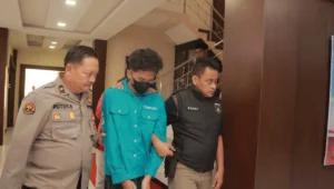 Enam oknum perguruan silat ditangkap polisi buntut aksi pengeroyokan terhadap seorang pemuda di kanigoro 4 Salah satu terduga pelaku pengeroyokan di kanigoro, blitar, digiring petugas kepolisian ke ruang pemeriksaan. Dua dari enam orang yang diamankan telah ditetapkan sebagai tersangka dalam kasus yang melibatkan oknum perguruan silat.