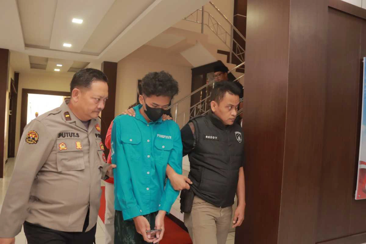 Salah satu terduga pelaku pengeroyokan di Kanigoro, Blitar, digiring petugas kepolisian ke ruang pemeriksaan. Dua dari enam orang yang diamankan telah ditetapkan sebagai tersangka dalam kasus yang melibatkan oknum perguruan silat.