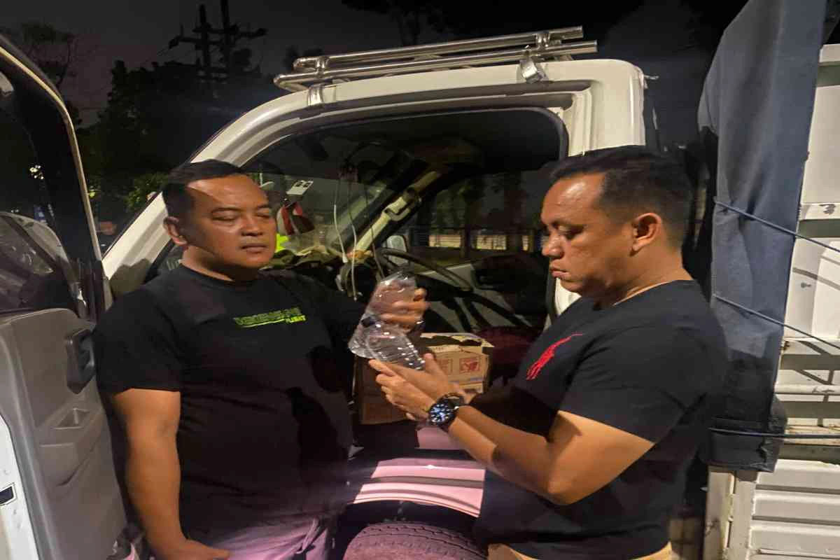 Polres blitar berhasil gagalkan peredaran 364 botol arak ilegal, dua kurir asal banyuwangi diamankan 1 Polisi periksa isi botol arak ilegal yang diamankan dari pick-up asal banyuwangi di blitar.