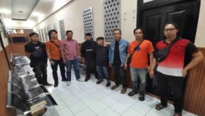 Satreskrim polres blitar tangkap dua terduga curanmor asal malang saat besuk tahanan 3 Tim satreskrim polres blitar saat mengamankan dua terduga pelaku curanmor yang diduga beraksi di wilayah malang raya, jumat (13/6/2025).