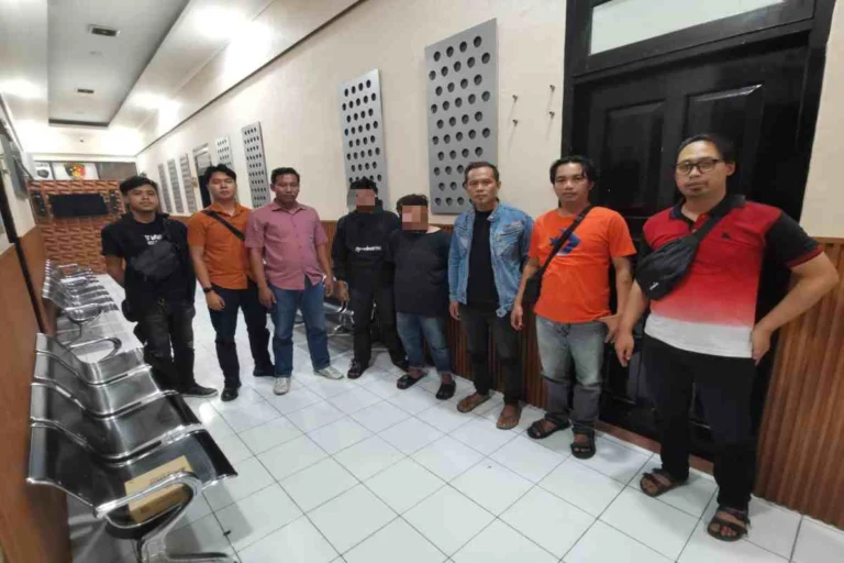 Tim Satreskrim Polres Blitar saat mengamankan dua terduga pelaku curanmor yang diduga beraksi di wilayah Malang Raya, Jumat (13/6/2025).